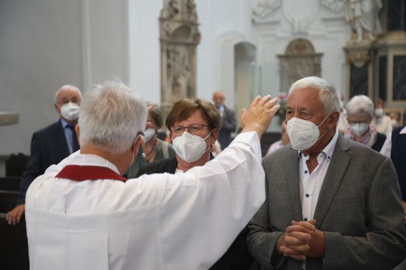 2621/0624 Ehejubilare Bischof 29. Juni Vormittag_28020