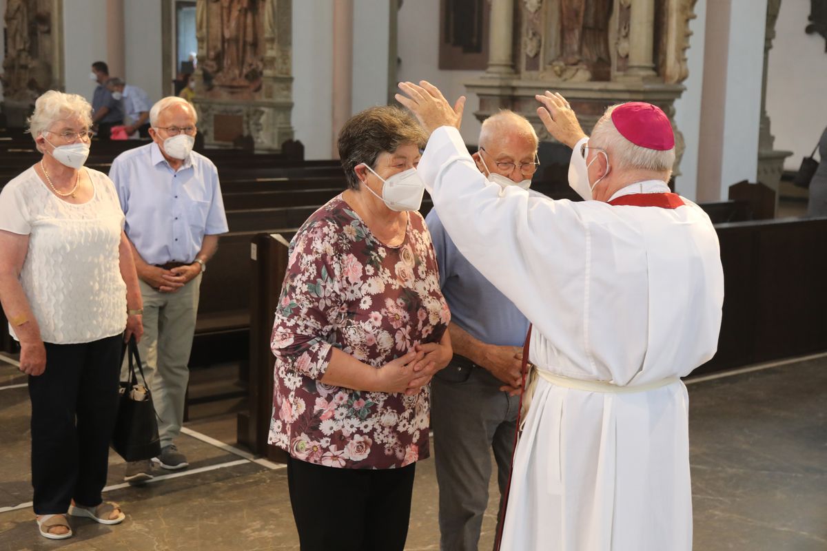 2621/0625 Gottesdienst für Ehejubilare mit Weihbischof Ulrich Boom am 29. Juni 2021_28069 Weihbischof Ulrich Boom feierte am Dienstagnachmittag, 29. Juni, einen Gottesdienst für Ehepaare, die 2020 oder 2021 ihr goldenes, diamantenes oder eisernes Ehejubiläum hatten. Im Anschluss konnten sich die Paare segnen lassen.