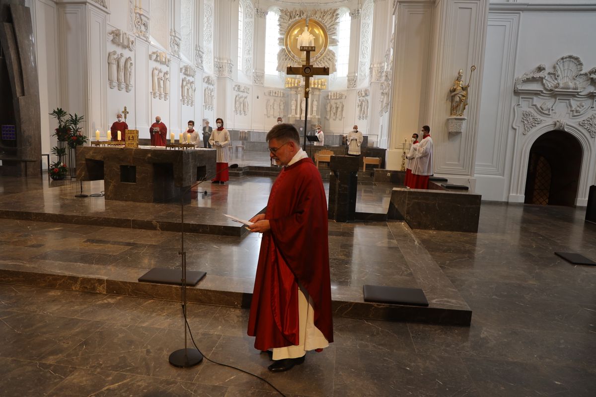 Weihbischof Ulrich Boom hat im Auftrag von Bischof Dr. Franz Jung 33 Frauen und sieben Männern am Freitagabend, 9. Juli, im Kiliansdom die Missio canonica verliehen.