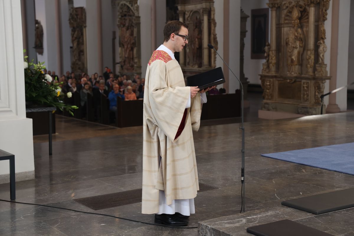 Bei einem feierlichen Gottesdienst im Würzburger Kiliansdom weihte Bischof Dr. Franz Jung Bertram Ziegler zum Diakon. Zahlreiche Verwandte, Freunde und Wegbegleiter des Priesterseminaristen nahmen an der Feier teil.