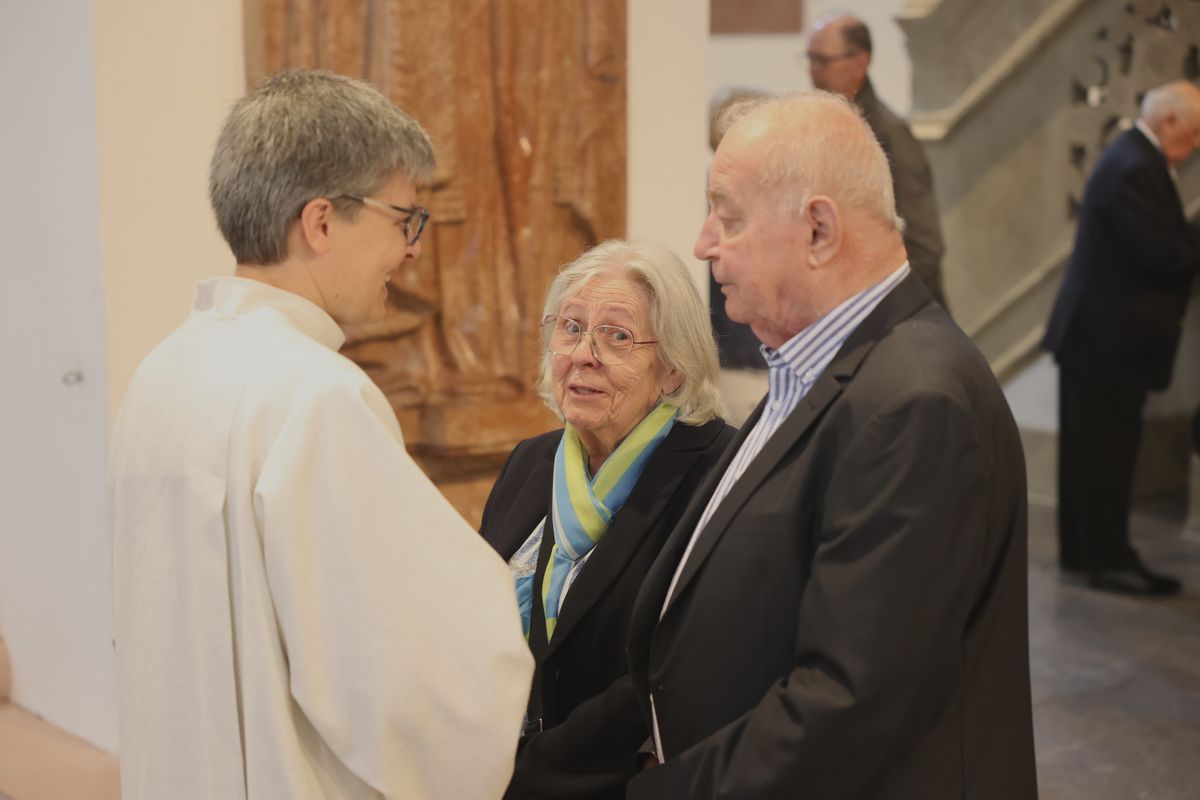 Seelsorgerinnen und Seelsorger spendeten nach dem Gottesdienst den Jubelpaaren individuell den Segen. 