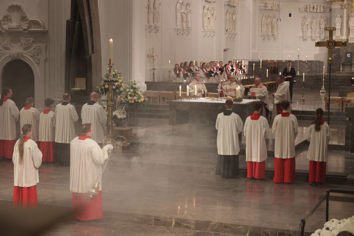 Bischof Dr. Franz Jung feierte am Samstag, 19. April, im Würzburger Kiliansdom die Osternacht. 