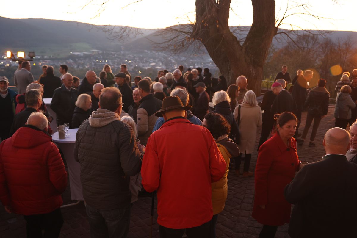 Bei einer Pontifikalmesse in der Klosterkirche auf dem Engelberg bei Großheubach hat Bischof Dr. Franz Jung zusammen mit Pater Jan Pelczarski, Generalsuperior der Oblaten des heiligen Josef aus Rom, am Sonntag, 3. November, offiziell die neue Niederlassung der Oblaten des heiligen Josef im Bistum Würzburg errichtet.