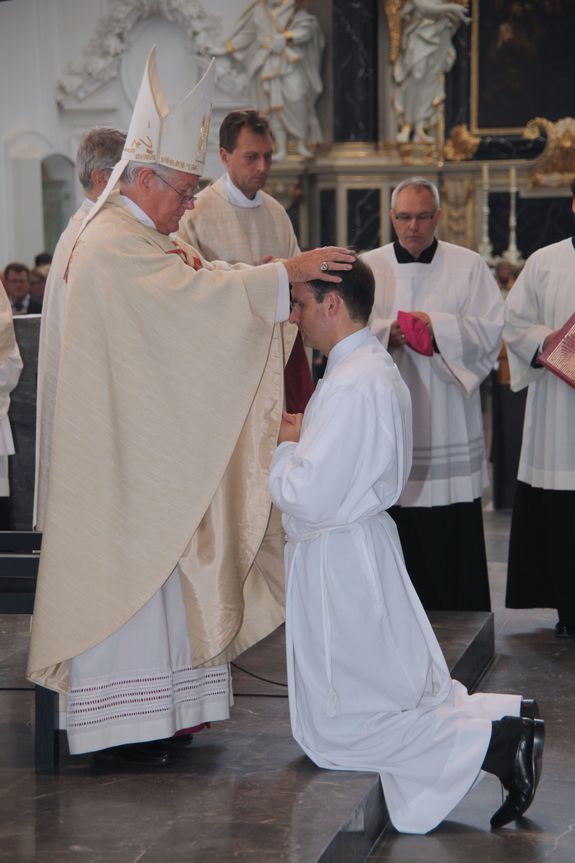 Bischof Dr. Friedhelm Hofmann weiht Paul Reder zum Diakon. 