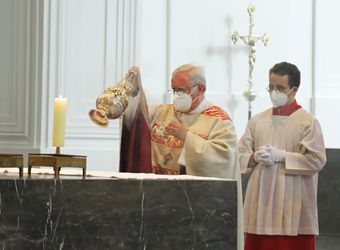 Bischof em. Dr. Friedhelm Hofmann feierte am Mittwochvormittag, 23. Juni, im Kiliansdom einen Pontifikalgottesdienst für Ehejubilare, die in den Jahren 2020 und 2021 auf 50, 60 oder 65 gemeinsame Jahre zurückblicken.