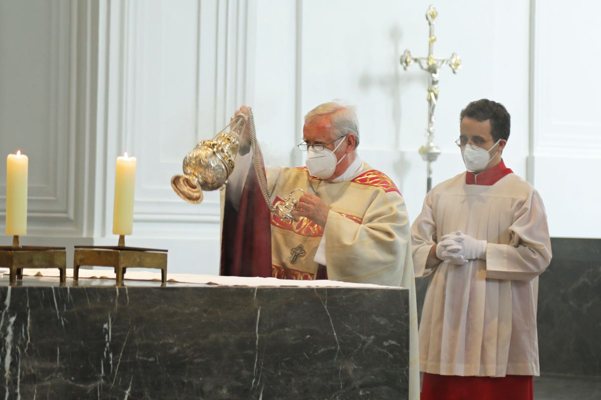 Bischof em. Dr. Friedhelm Hofmann feierte am Mittwochvormittag, 23. Juni, im Kiliansdom einen Pontifikalgottesdienst für Ehejubilare, die in den Jahren 2020 und 2021 auf 50, 60 oder 65 gemeinsame Jahre zurückblicken. Bischof em. Dr. Friedhelm Hofmann feierte am Mittwochvormittag, 23. Juni, im Kiliansdom einen Pontifikalgottesdienst für Ehejubilare, die in den Jahren 2020 und 2021 auf 50, 60 oder 65 gemeinsame Jahre zurückblicken.