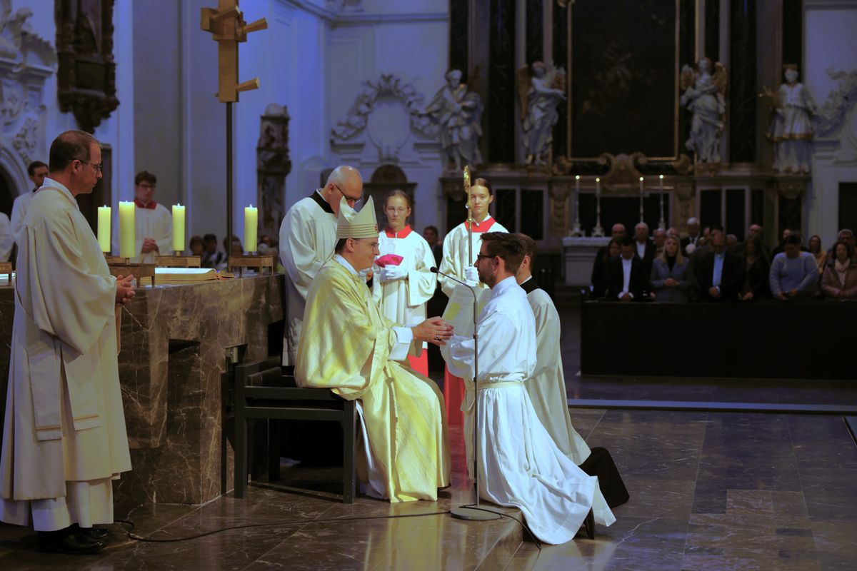 Bei einem Pontifikalgottesdienst am Samstag, 27. September, weihte Weihbischof Paul Reder drei Männer im Würzburger Kiliansdom zu Diakonen.