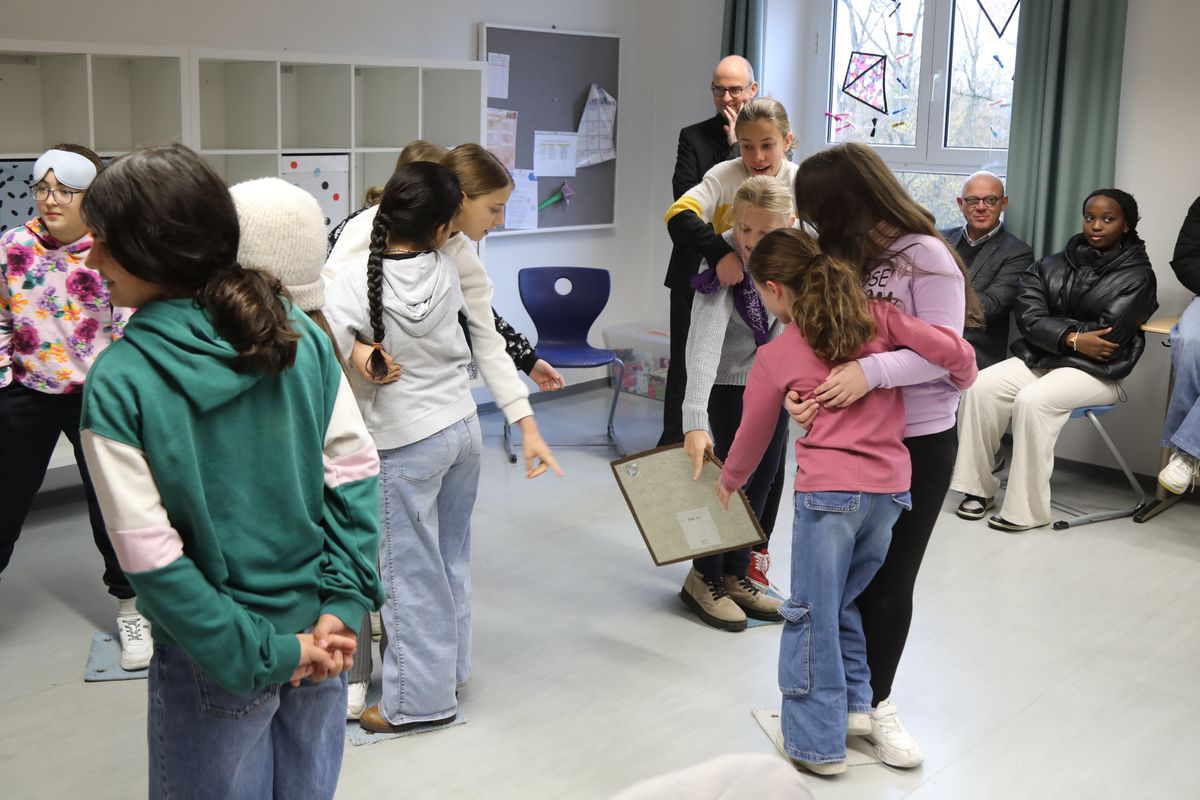 Wie kommt man am besten durchs "Moor", ohne dass jemand versinkt? Bischof Dr. Franz Jung beobachtete eine Stunde im Fach MRS, Die Abkürzung steht für "miteinander respektvoll und selbstbewusst werden". Wie kommt man am besten durchs "Moor", ohne dass jemand versinkt? Bischof Dr. Franz Jung beobachtete eine Stunde im Fach MRS, Die Abkürzung steht für "miteinander respektvoll und selbstbewusst werden".