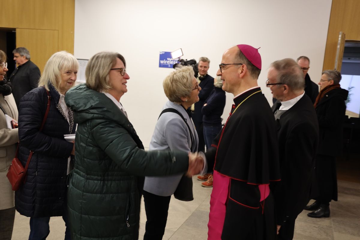 Bischof Dr. Franz Jung begrüßte gemeinsam mit Generalvikar Thomas Keßler und Domkapitular Clemens Bieber, Vorsitzender des Diözesan-Caritasverbands, die Gäste am Eingang des Hörsaalgebäudes. 