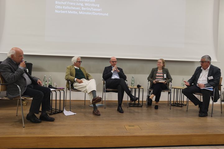 Auf dem Podium (von links): Professor Dr. Norbert Mette, Professor Dr. Otto Kallscheuer, Bischof Dr. Franz Jung, Professorin Dr. Margit Eckholt und Professor Dr. Matthias Reményi.