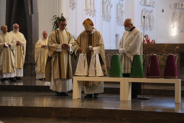 Bei der Missa Chrismatis im Würzburger Kiliansdom hat Bischof Dr. Franz Jung am Dienstag, 8. September, die Heiligen Öle für das Bistum Würzburg geweiht.