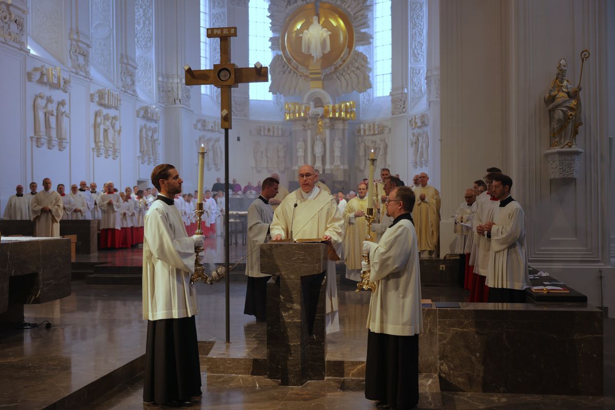 Bei einem Pontifikalgottesdienst am Samstag, 27. September, weihte Weihbischof Paul Reder drei Männer im Würzburger Kiliansdom zu Diakonen.