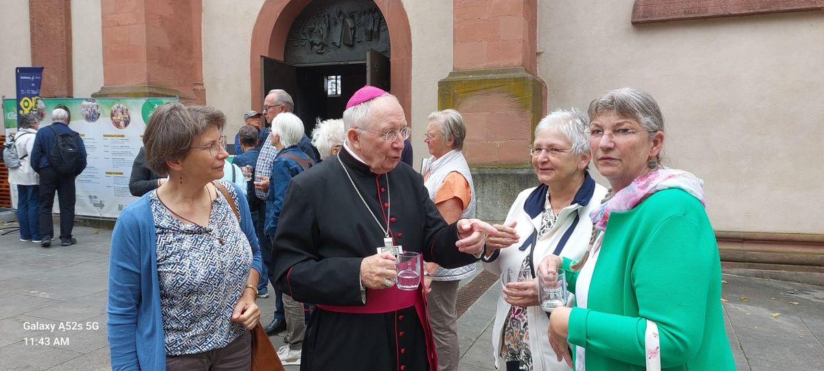 Viele nutzten nach dem Gottesdienst die Begegnung auf dem Kiliansplatz zum Gespräch mit Weihbischof em. Ulrich Boom.