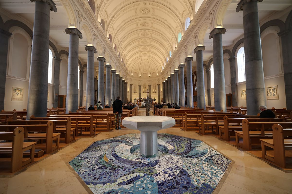 Bischof Dr. Franz Jung feierte am Festtag des heiligen Franziskus in der Kathedrale des heiligen Mél in Longford einen Gottesdienst. Im Anschluss lud die Pfarrei zum Kaffee in das Untergeschoss ein.
