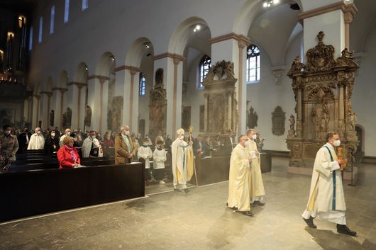 Bischof Dr. Franz Jung hat die Menschheit, insbesondere die Ukraine und Russland, bei einem Pontifikalgottesdienst am Freitagabend, 25. März, dem Unbefleckten Herzen Mariens geweiht. Bischof Dr. Franz Jung hat die Menschheit, insbesondere die Ukraine und Russland, bei einem Pontifikalgottesdienst am Freitagabend, 25. März, dem Unbefleckten Herzen Mariens geweiht.