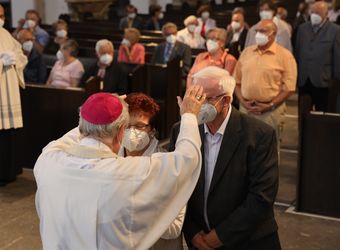Bischof em. Dr. Friedhelm Hofmann feierte am Freitagnachmittag, 25. Juni, einen Dankgottesdienst mit Ehepaaren, die seit 50, 60 oder 65 Jahren verheiratet sind. Anschließend spendeten der Bischof sowie weitere Priester und Diakone den Jubilaren mit Abstand den Segen.