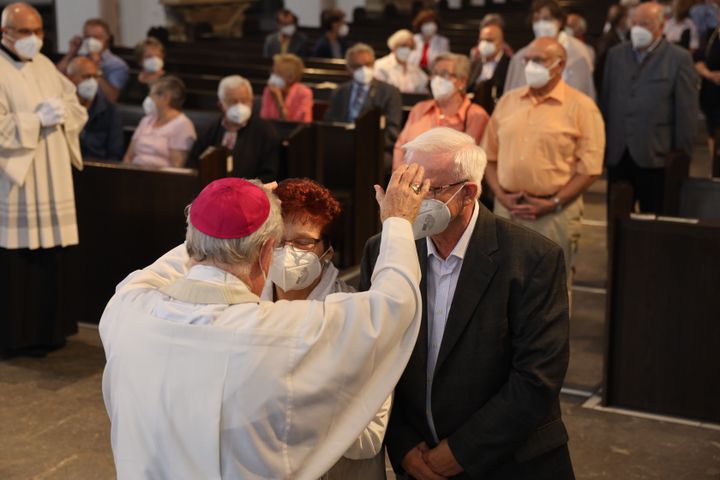 Bischof em. Dr. Friedhelm Hofmann feierte am Freitagnachmittag, 25. Juni, einen Dankgottesdienst mit Ehepaaren, die seit 50, 60 oder 65 Jahren verheiratet sind. Anschließend spendeten der Bischof sowie weitere Priester und Diakone den Jubilaren mit Abstand den Segen.