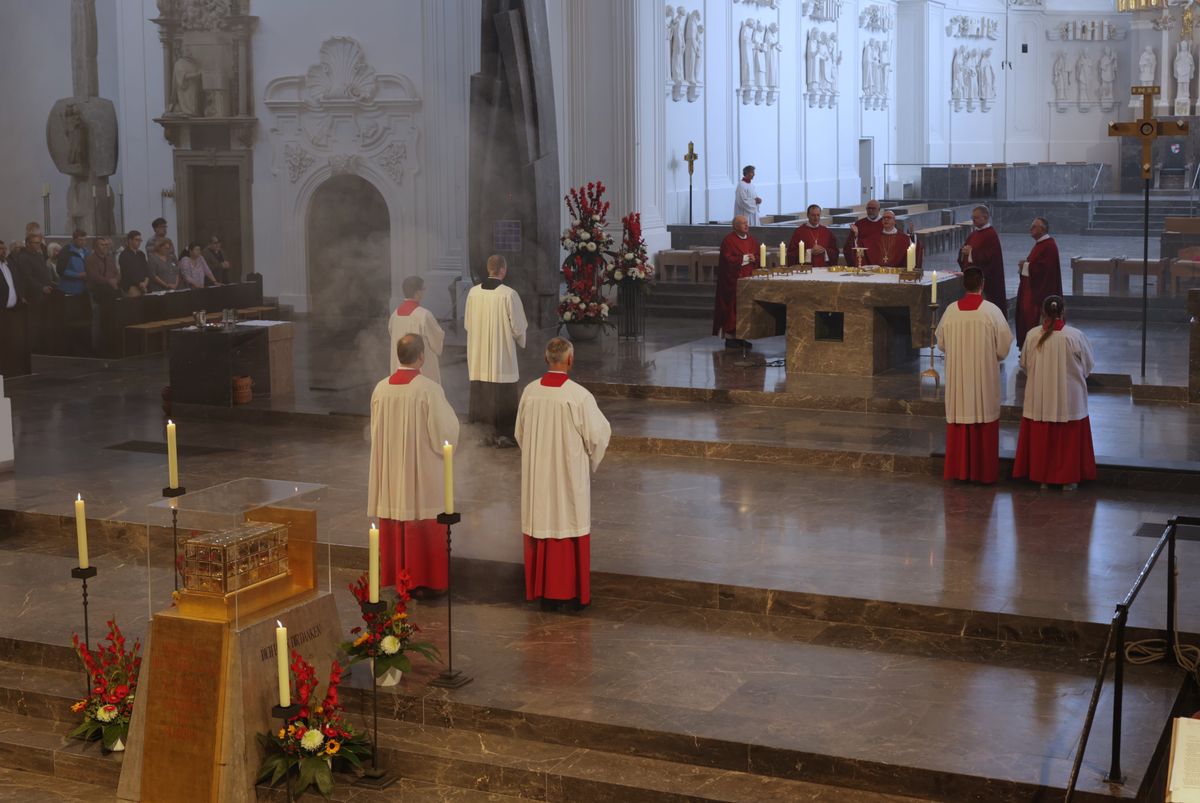 Mit Priestern, Diakonen und hauptamtlichen Mitarbeitenden hat Bischof Dr. Franz Jung am Dienstag, 8. Juli, einen Kiliani-Gottesdienst im Kiliansdom gefeiert. Eine Begegnung im Kilianeum schloss sich an.