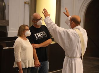Mit rund 100 Ehepaaren aus der ganzen Diözese hat Bischof Dr. Franz Jung am Montagabend, 28. Juni, einen Gottesdienst im Würzburger Kiliansdom gefeiert. Eingeladen waren Ehejubilare, die in den Jahren 2020 und 2021 ihr silbernes Ehejubiläum feiern. Nach dem Gottesdienst ließen sich die Ehepartner von Bischof Jung und weiteren Priestern und Diakonen mit Abstand segnen.