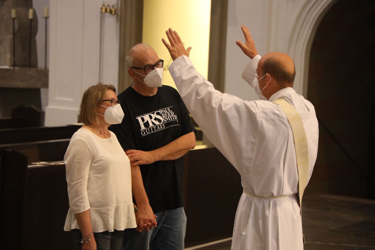 2621/0619 Ehejubilare Bischof 28. Juni Abend_27986 Mit rund 100 Ehepaaren aus der ganzen Diözese hat Bischof Dr. Franz Jung am Montagabend, 28. Juni, einen Gottesdienst im Würzburger Kiliansdom gefeiert. Eingeladen waren Ehejubilare, die in den Jahren 2020 und 2021 ihr silbernes Ehejubiläum feiern. Nach dem Gottesdienst ließen sich die Ehepartner von Bischof Jung und weiteren Priestern und Diakonen mit Abstand segnen.