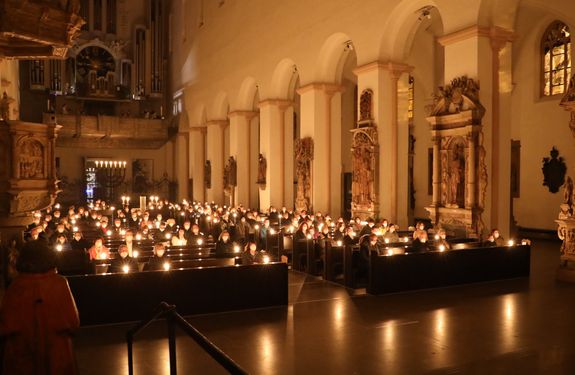 Während der Lichtfeier beleuchtete nur das Licht von Kerzen den Kiliansdom.