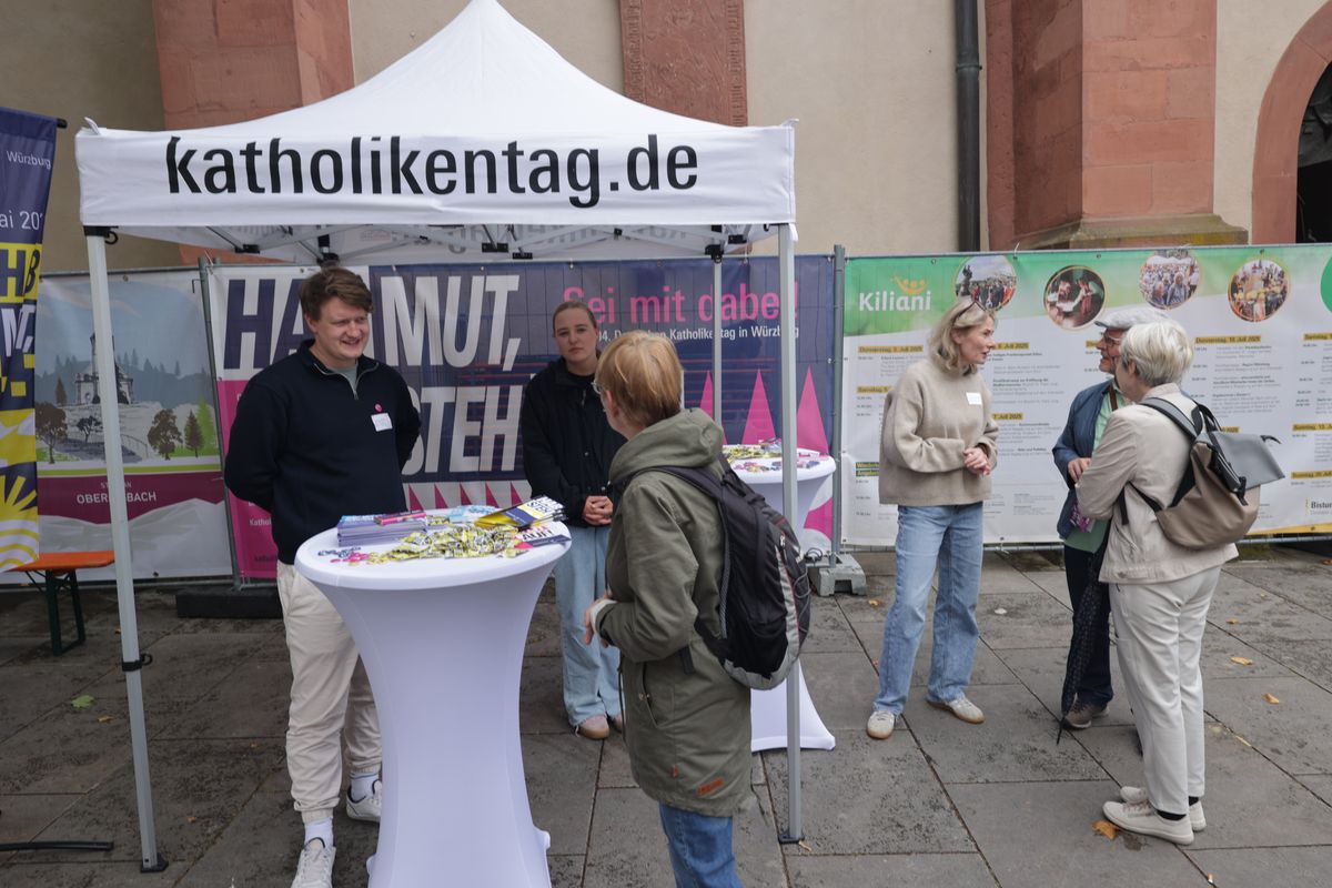 Weihbischof em. Ulrich Boom feierte am Mittwoch, 9. Juli, einen Kiliani-Wallfahrtsgottesdienst mit Gläubigen aus der Region Main-Rhön. Eine Begegnung auf dem Kiliansplatz schloss sich an. 