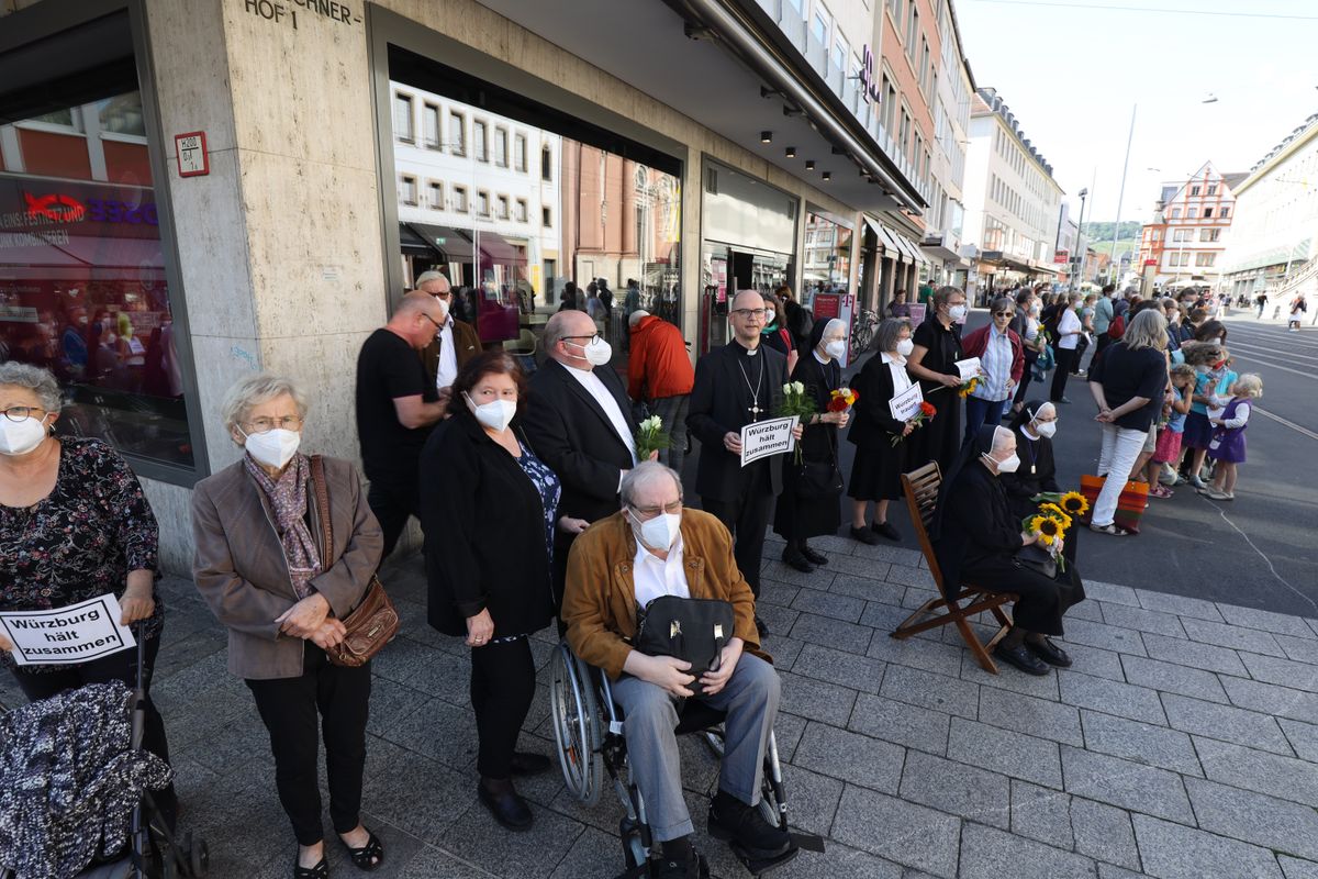 2721/0652 Menschenkette_28496 Unter dem Titel "Würzburg trauert" fand am Freitagabend eine Menschenkette vom Barbarossaplatz zum Würzburger Rathaus statt. Zehn Minuten lang läutete dabei die Salvatorglocke des Doms und lud zum Gebet ein.