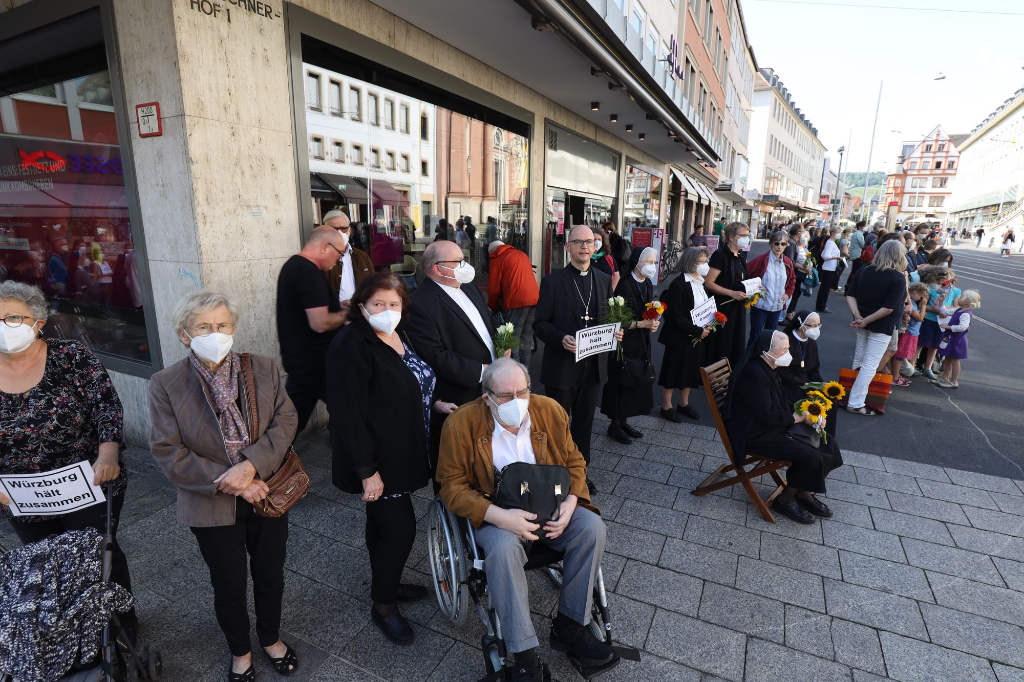 2721/0652 Menschenkette_28496 Unter dem Titel "Würzburg trauert" fand am Freitagabend eine Menschenkette vom Barbarossaplatz zum Würzburger Rathaus statt. Zehn Minuten lang läutete dabei die Salvatorglocke des Doms und lud zum Gebet ein.