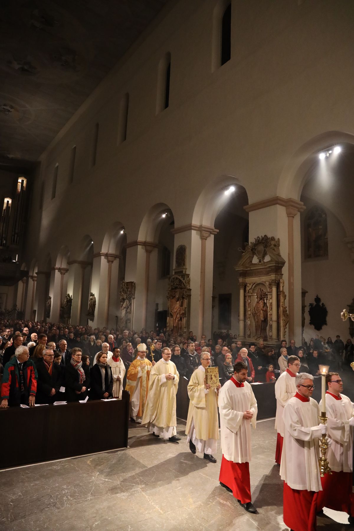 Bischof Dr. Franz Jung feierte an Heiligabend, 24. Dezember, im Würzburger Kiliansdom mit den Gläubigen die Christmette. Bischof Dr. Franz Jung feierte an Heiligabend, 24. Dezember, im Würzburger Kiliansdom mit den Gläubigen die Christmette.