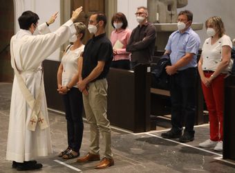 Bischof Dr. Franz Jung feierte am Mittwochabend, 23. Juni, einen Gottesdienst für Ehepaare, die 2021 oder 2021 auf 25 gemeinsame Jahre zurückblicken. Im Anschluss konnten sich die Paare segnen lassen.