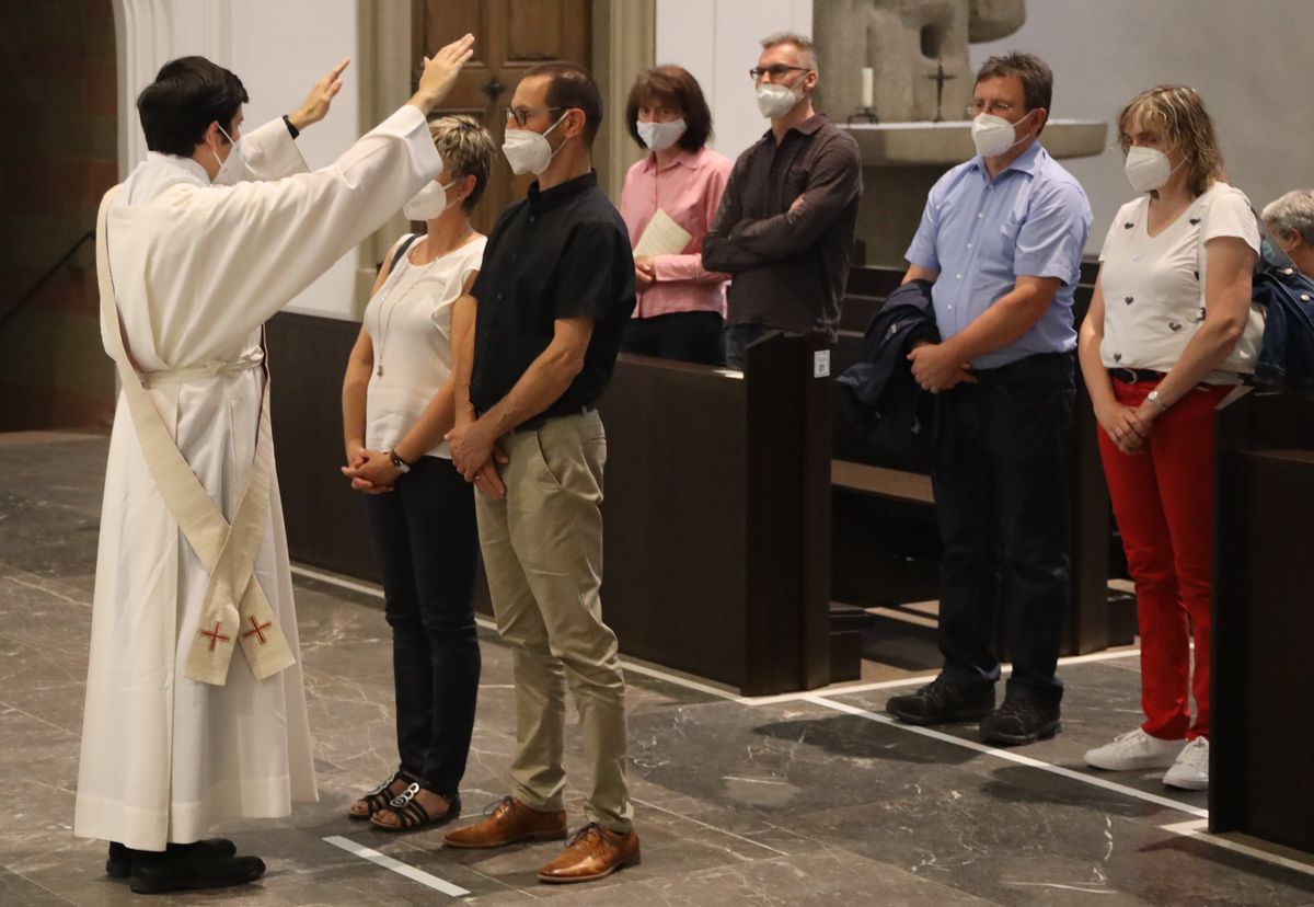 Bischof Dr. Franz Jung feierte am Mittwochabend, 23. Juni, einen Gottesdienst für Ehepaare, die 2021 oder 2021 auf 25 gemeinsame Jahre zurückblicken. Im Anschluss konnten sich die Paare segnen lassen.