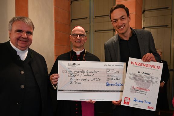 Zweiter Preisträger wurde das Projekt "ShowDown" der Lebenshilfe Schmerlenbach. Den symbolischen Scheck und die Urkunde nahm Geschäftsführer Marcus Marquart (rechts) entgegen. In der Mitte Bischof Dr. Franz Jung, links Domkapitular Monsignore Clemens B Zweiter Preisträger wurde das Projekt "ShowDown" der Lebenshilfe Schmerlenbach. Den symbolischen Scheck und die Urkunde nahm Geschäftsführer Marcus Marquart (rechts) entgegen. In der Mitte Bischof Dr. Franz Jung, links Domkapitular Monsignore Clemens Bieber.