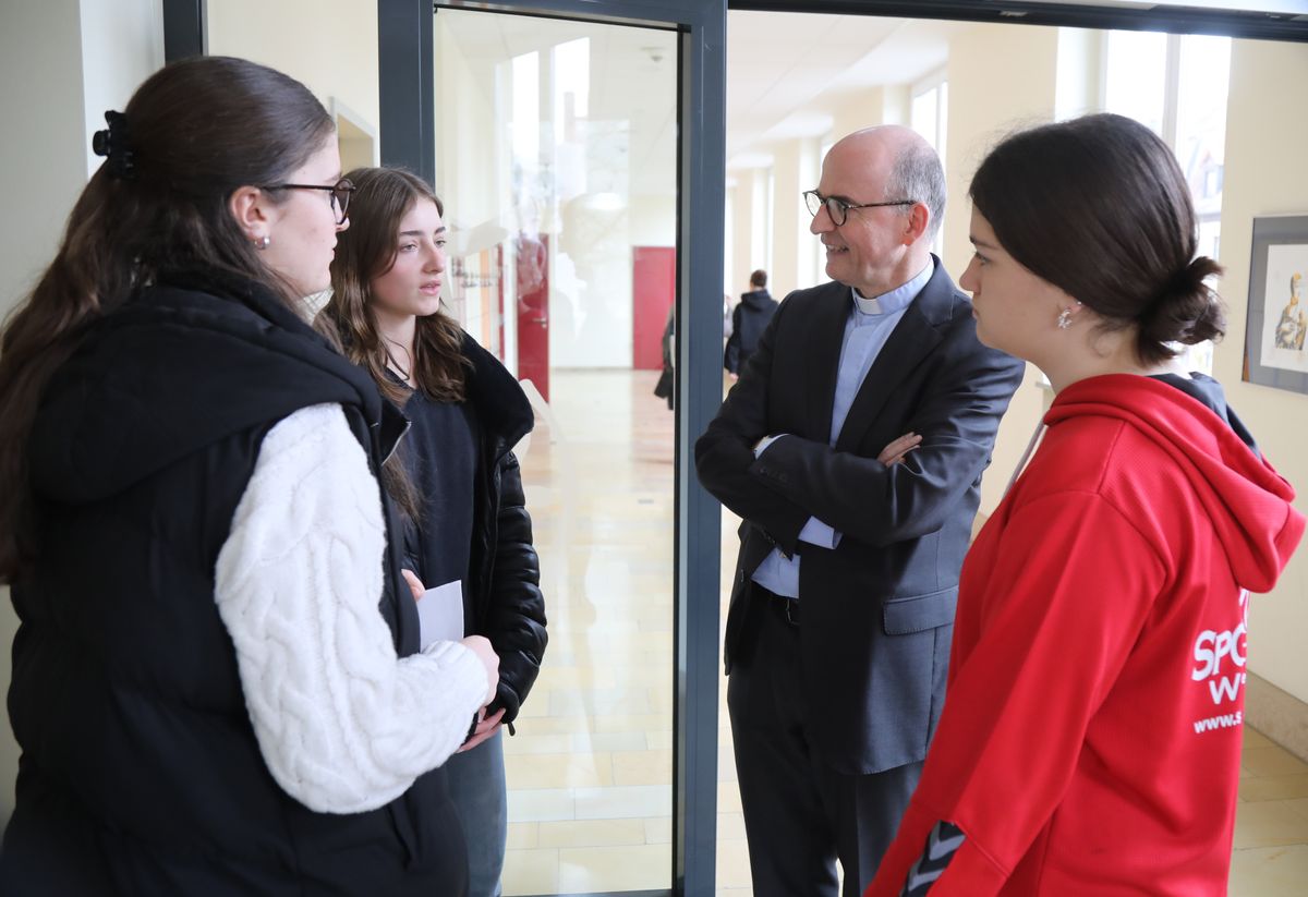 1525/0353 Bischof Jung besucht Sankt-Ursula-Schule_57008