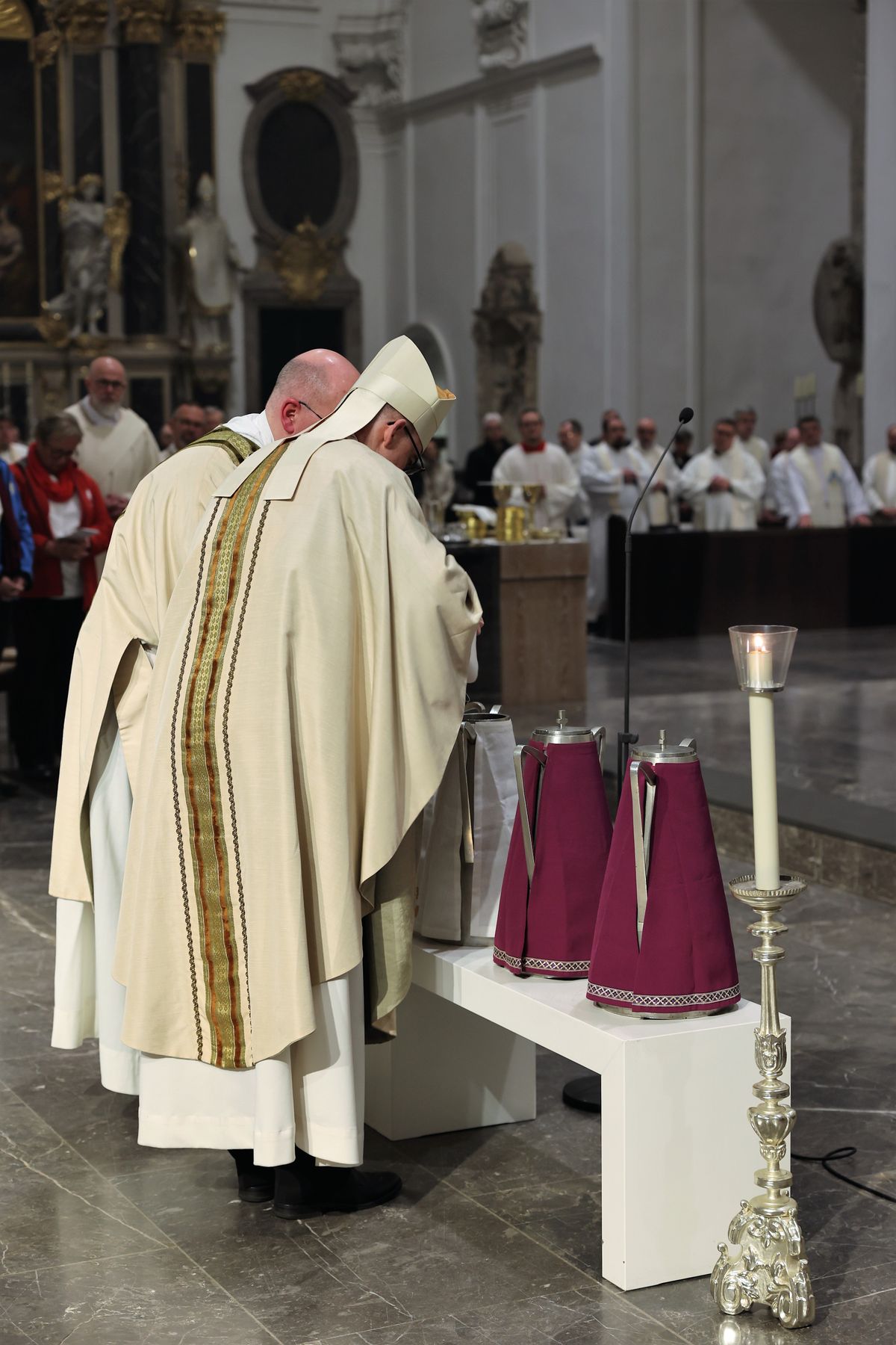 Bischof Dr. Franz Jung hat am Montagabend, 25. März, im Würzburger Kiliansdom die Heiligen Öle für alle 43 Pastoralen Räume im Bistum Würzburg  geweiht.