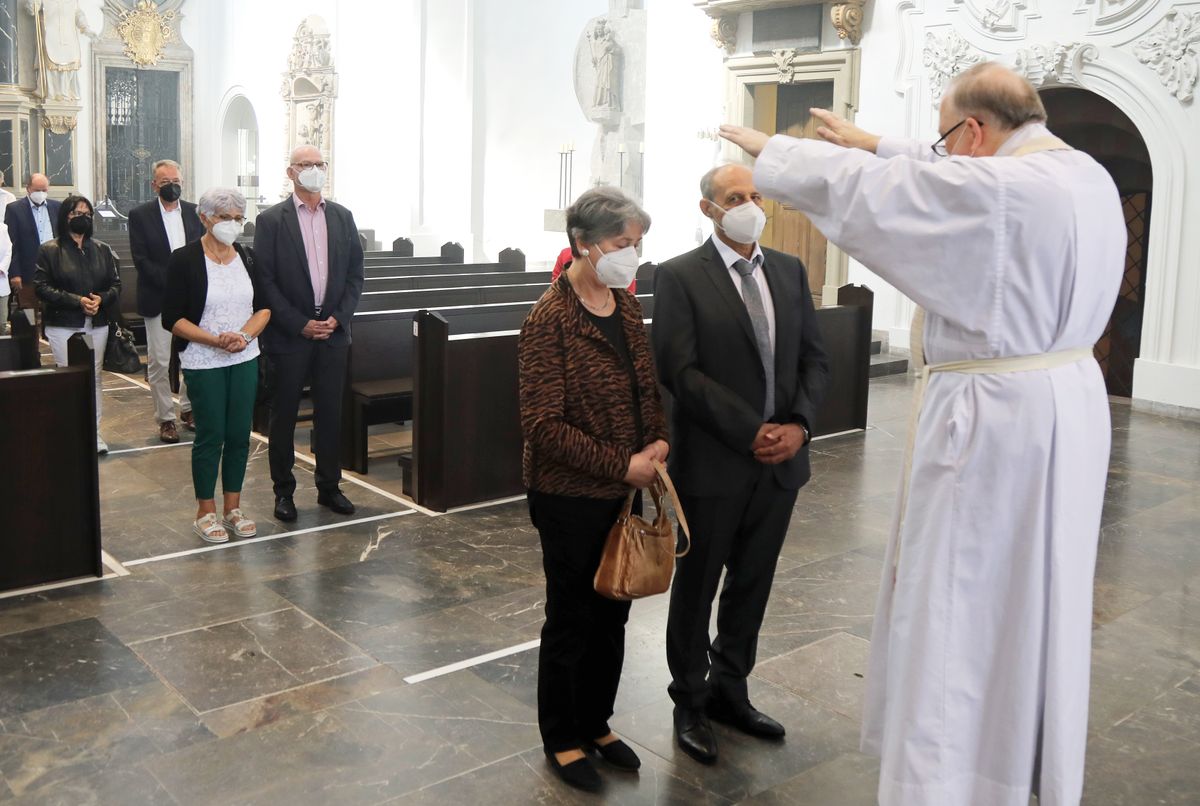 2721/0648 Gottesdienst für Ehejubilare mit Bischof Dr. Franz Jung am Freitagnachmittag, 2. Juli 2021_28519 Bischof Dr. Franz Jung feierte am Freitagnachmittag, 2. Juli 2021, einen Dankgottesdienst im Kiliansdom mit Ehepaaren, die goldenes, diamantenes oder eisernes Ehejubiläum feiern.
