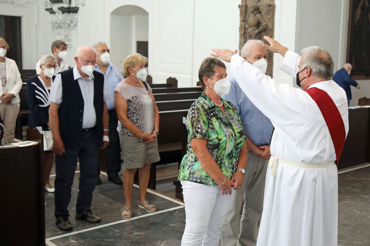 2621/0625 Gottesdienst für Ehejubilare mit Weihbischof Ulrich Boom am 29. Juni 2021_28087 Weihbischof Ulrich Boom feierte am Dienstagnachmittag, 29. Juni, einen Gottesdienst für Ehepaare, die 2020 oder 2021 ihr goldenes, diamantenes oder eisernes Ehejubiläum hatten. Im Anschluss konnten sich die Paare segnen lassen.