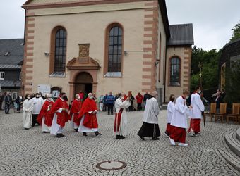 Bischof Dr. Franz Jung feierte am Montagabend, 5. Juli, einen Kiliani-Pontifikalgottesdienst auf dem Kreuzberg.