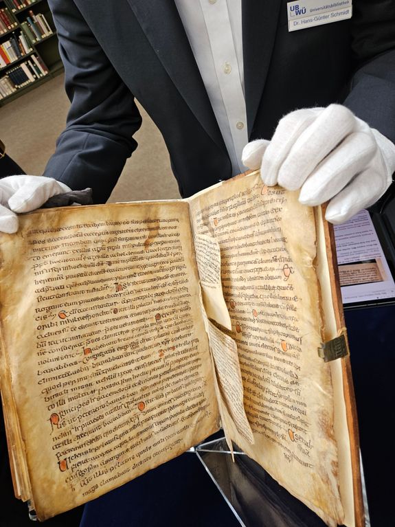 Mit eingebundenen Zetteln wurde in diesem Matthäus-Evangelium der wissenschaftliche Apparat eingefügt.  Mit eingebundenen Zetteln wurde in diesem Matthäus-Evangelium der wissenschaftliche Apparat eingefügt.