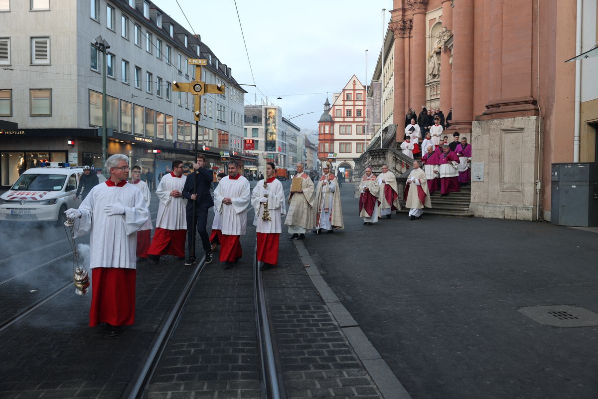 Mit einer Prozession vom Neumünster zum Kiliansdom und einer Pontifikalmesse hat Bischof Dr. Franz Jung am Dienstag, 31. Dezember, in Würzburg für das Bistum das Heilige Jahr eröffnet. Es steht unter dem Motto "Pilger der Hoffnung". 