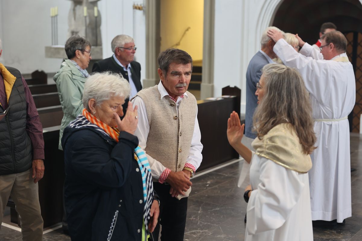Seelsorgerinnen und Seelsorger spendeten nach dem Gottesdienst den Jubelpaaren individuell den Segen. 