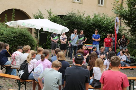 Am Tag der Jugend hat Weihbischof Paul Reder im Anschluss an ein buntes Workshop-Programm einen Kiliani-Gottesdienst mit den Jugendlichen im Kilianeum in Würzburg gefeiert.