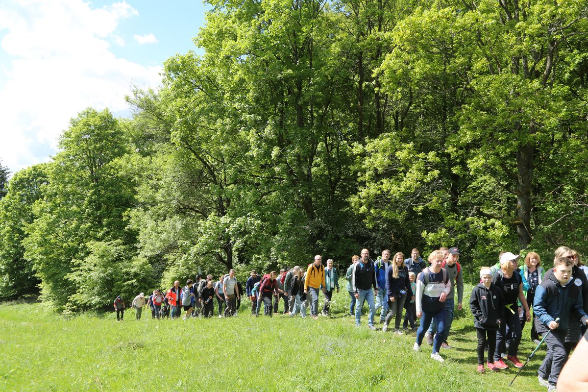 Fast 400 Gläubige haben an der Ökumenischen Kreuzbergwallfahrt mit Bischof Jung und Regionalbischöfin Bornowski teilgenommen.  Fast 400 Gläubige haben an der Ökumenischen Kreuzbergwallfahrt mit Bischof Jung und Regionalbischöfin Bornowski teilgenommen.