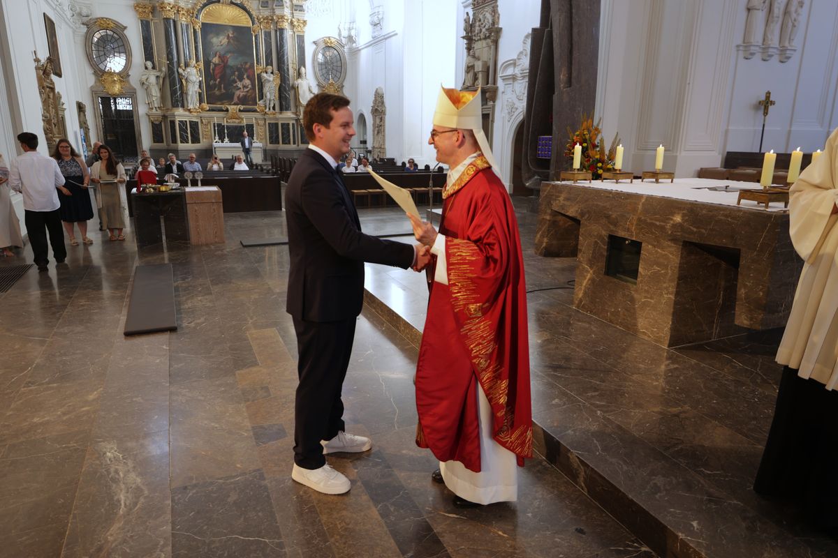 Beim Kiliani-Gottesdienst für die in Schule und Erziehung Tätigen hat Bischof Dr. Franz Jung am Freitag, 11. Juli, im Würzburger Kiliansdom 24 Frauen und Männern die Missio canonica verliehen.