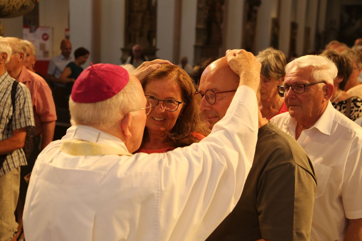 Rund 250 Ehejubilare haben am Freitagnachmittag, 4. Juli, im Kiliansdom in einem Pontifikalgottesdienst mit Weihbischof em. Ulrich Boom ihr Eheversprechen erneuert. 