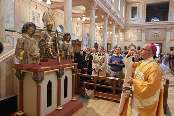 Bischof Dr. Franz Jung feierte am Sonntag, 6. Oktober, einen Gottesdienst zum Abschluss der Irlandwallfahrt mit den Reliquien der Frankenapostel in der Kathedrale von Cavan. Im Anschluss wurde der Schrein mit den Häuptern der Märtyrer für den Rücktransport nach Würzburg sicher verpackt.