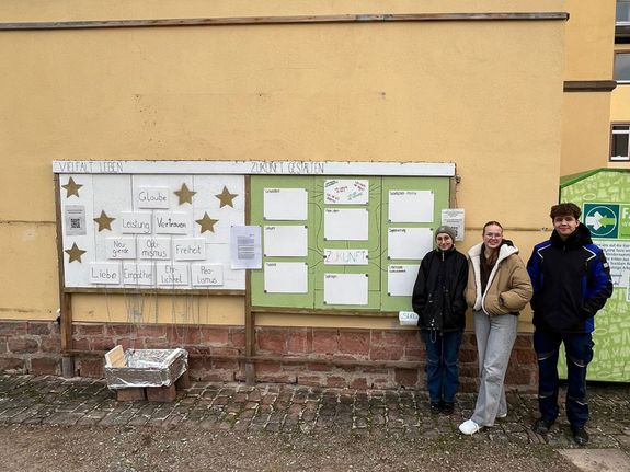 Lena Hörnig, Emilia Kern und Niklas Schmitt (von links) leisten aktuell ihren Bundesfreiwilligendienst im Jugendhaus und haben die Installation vorbereitet. Lena Hörnig, Emilia Kern und Niklas Schmitt (von links) leisten aktuell ihren Bundesfreiwilligendienst im Jugendhaus und haben die Installation vorbereitet.