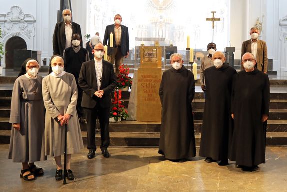 Gruppenbild mit Bischof Dr. Franz Jung: linke Seite Franziskanerin Schwester Johannita Sell und Missionsbenediktinerin Schwester Dr. Christiane Spannheimer (1. Reihe), Bischof Jung (2. Reihe), Father Benjamin Lubega (3. Reihe), Domkapitular Christoph Warmuth und Burkhard Pechtl, Referent der Diözesanstelle Weltkirche; rechte Seite Benediktinerpatres Hugo Heusinger und Konrad Göpfert sowie Benediktinerbruder Ansgar Stüfe (1. Reihe), Freiwilliger Goodluck Mully und Alexander Sitter, Referent der Diözesanstelle Weltkirche (2. Reihe).