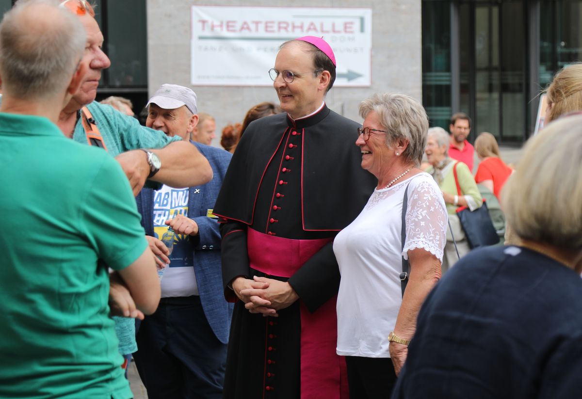Im Anschluss an den Gottesdienst suchten viele Menschen das Gespräch mit Weihbischof Paul Reder.