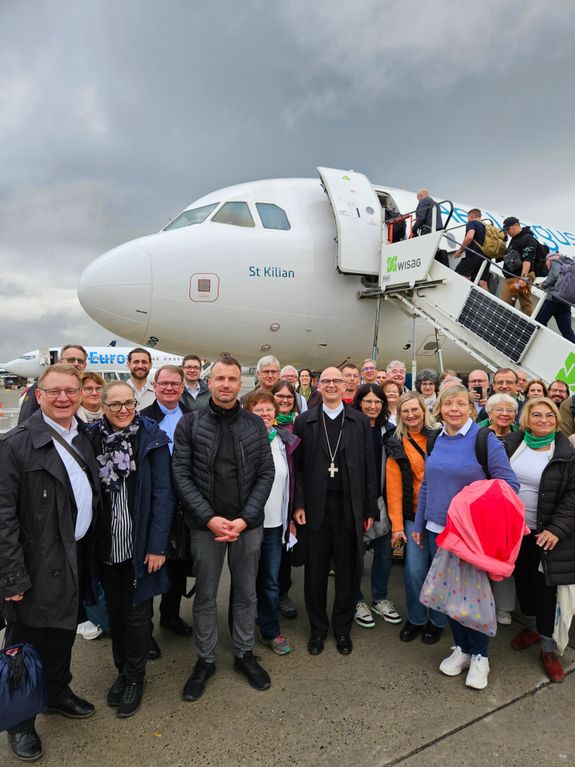Mit einem Airbus mit Namen "Sankt Kilian" flog ein Teil der Reisegruppe von Frankfurt nach Dublin.