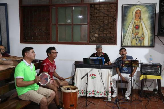 Gefangene gestalten den Gottesdienst musikalisch. Gefangene gestalten den Gottesdienst musikalisch.